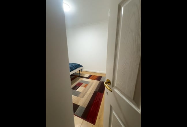 Spacious Room to Rent – Acton W3 6EB Main Photo