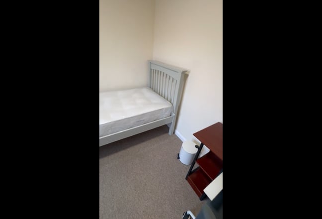 Refurbished single room Main Photo
