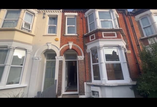 5 Bed, 3 Bath House, 20 Mins To Central London  Main Photo
