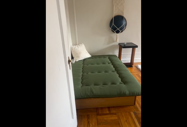 Gorgeous room in sunny apartment by Ft.Tryon Park Main Photo