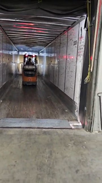 Camión de 24 pallets de devoluciones listo para cargar en la bodega de Discount Wholesalers Inc