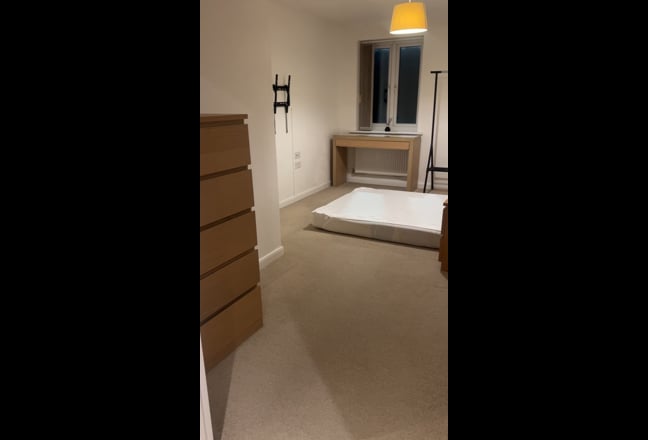 Spacious Double Bedroom in Bright Girly Flat Main Photo