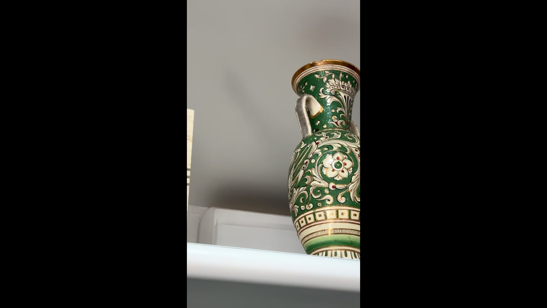 La Gioconda Vase by Deruta Hand-Painted Italian Majolica For Sale