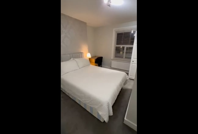 Ensuite Lovely Period Prop  W12 ShepBush 3 females Main Photo