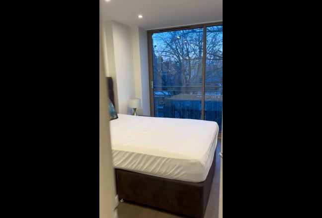 Large bright en-suite 5mins walk from Waterloo St  Main Photo