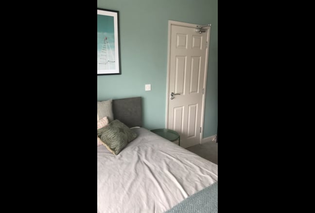 Spacious  ensuite room available NOW!  Main Photo