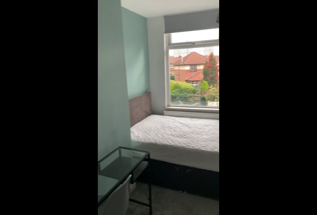 1st floor en-suite room available 2nd Feb Main Photo