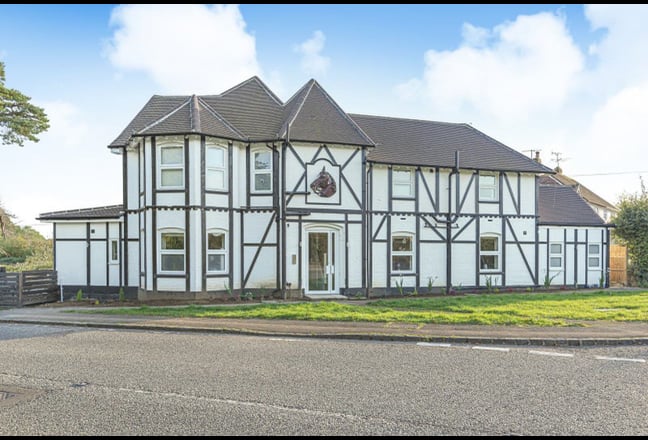 2 Bed Ground Floor Flat in Stockcross Main Photo