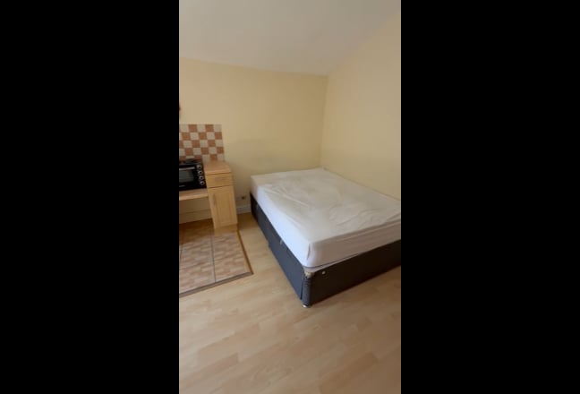 Studio flat in central Shepherd’s Bush, W12 Main Photo