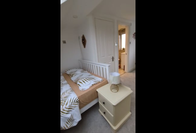 Spacious & Cosy En-Suite Super King Bedroom for Re Main Photo