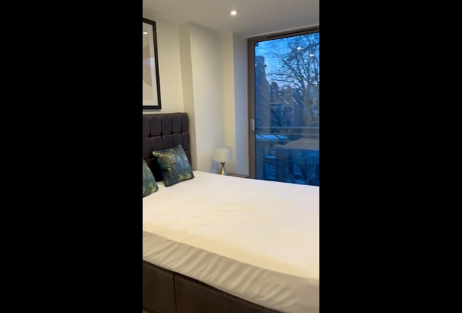 Large bright en-suite 5mins walk from Waterloo St  Main Photo