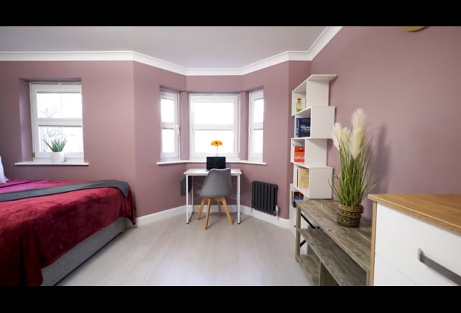 🌟Double Bedroom in Aldershot Townhouse🌟 Main Photo