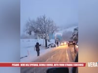 Pesaro - Neve dell’Epifania, scuole chiuse, auto fuori strada e soccorsi