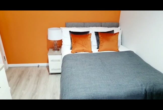 Exclusive Double Bedroom in Town House Abingdon To Main Photo