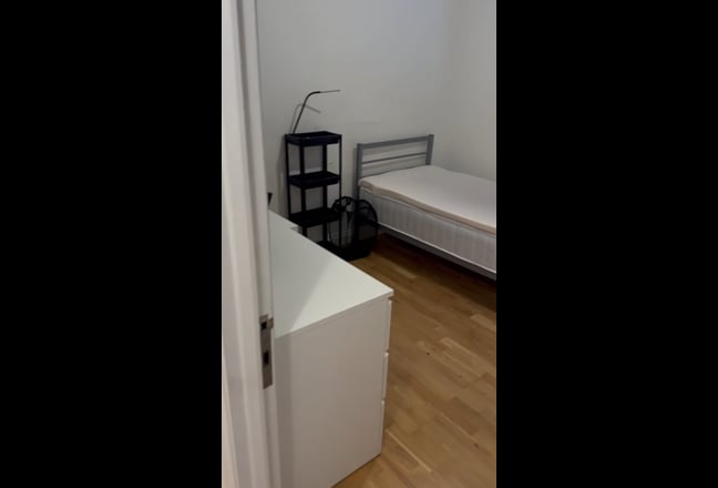 Modern Bedroom with en-suite Hounslow/Heathrow Main Photo