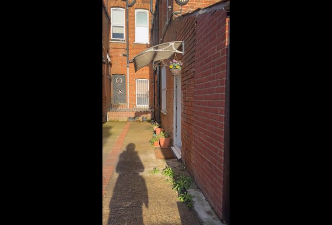 Studio with seperate Kitchen Own Private Garden  Main Photo