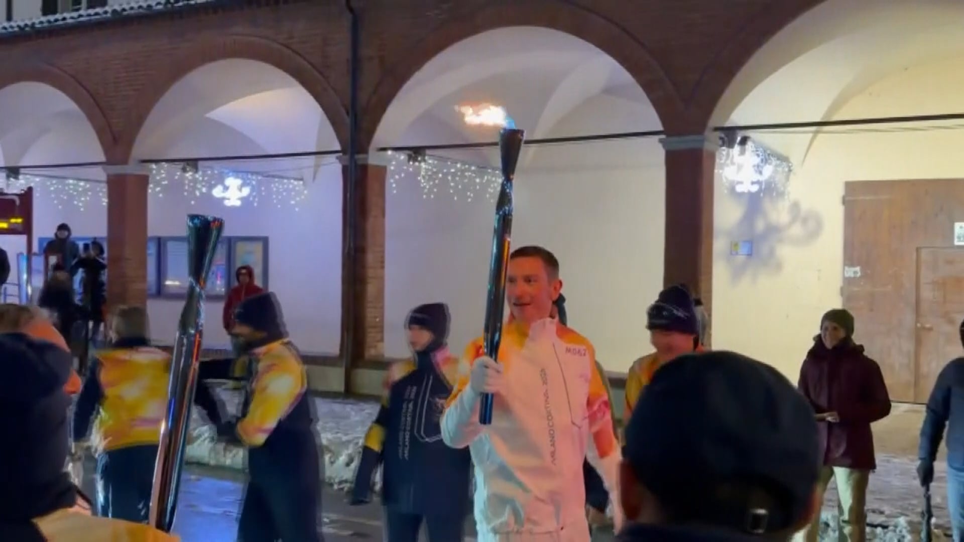 Befana con fiamma olimpica