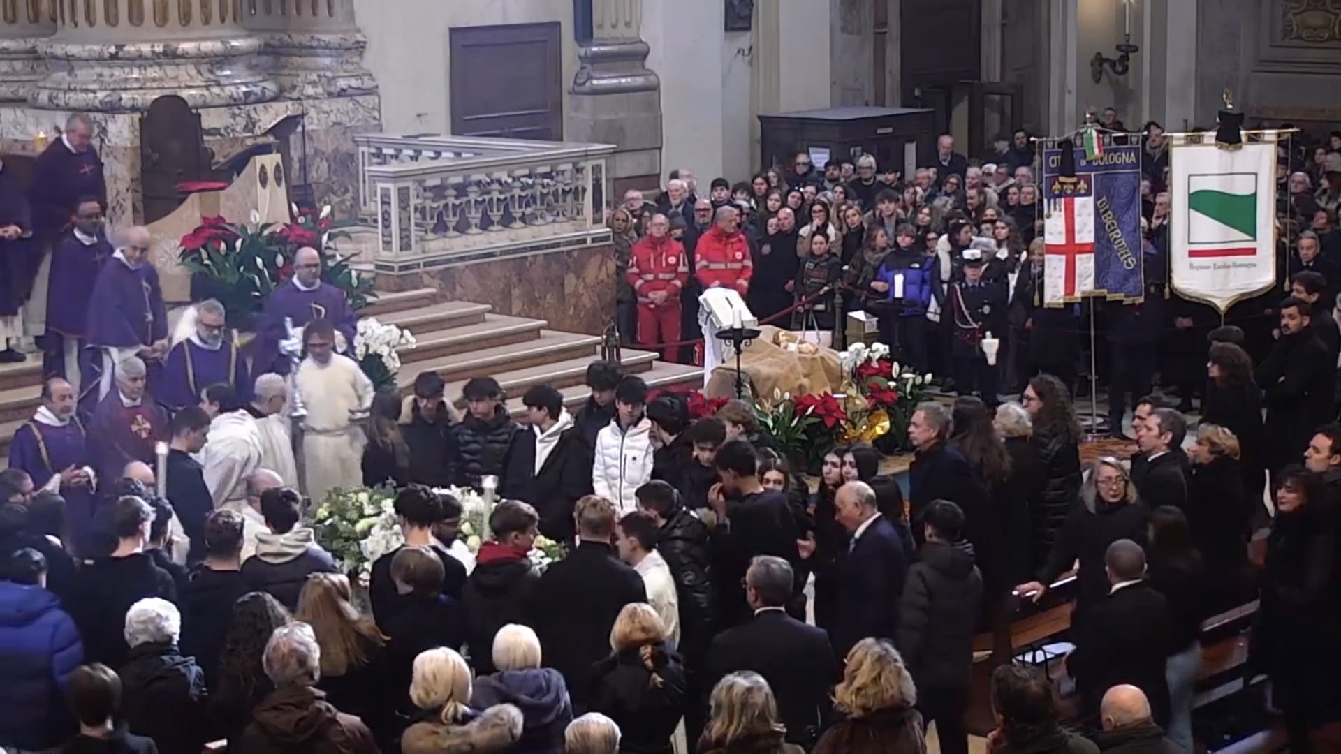 Il giorno del dolore: tanti ragazzi attorno alla bara di Giovanni