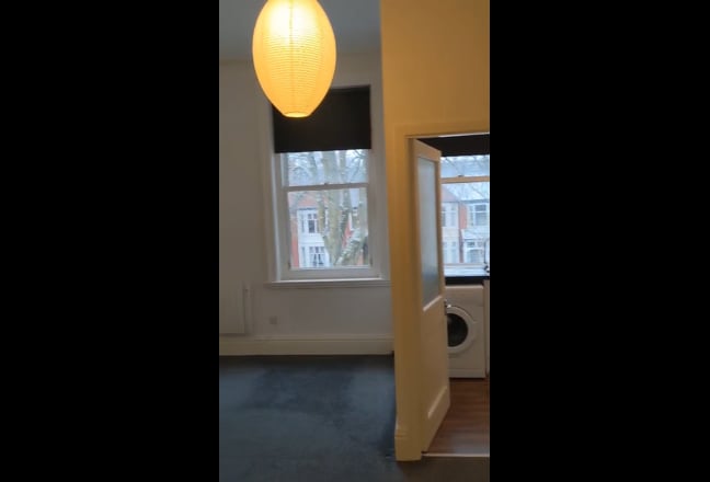 A Lovely Studio Apartment,  with Seperate Kitchen  Main Photo