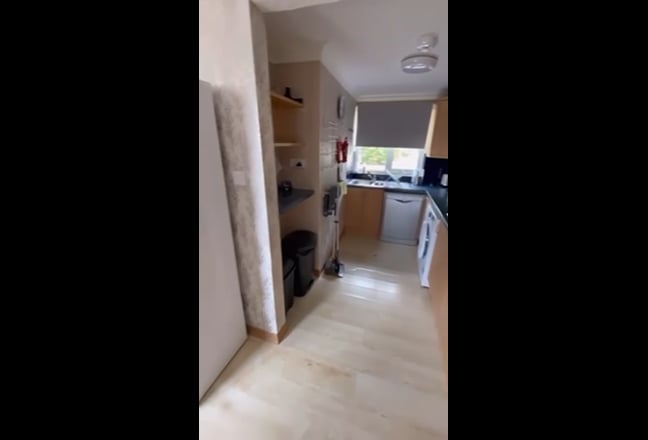 Good sized double room in quiet house share Main Photo