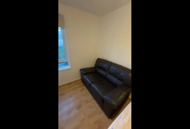 2 x Spacious Double Rooms in friendly house  Main Photo