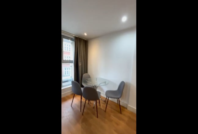 Spacious 2-Bed, 2-Bath Flat in city centre Main Photo