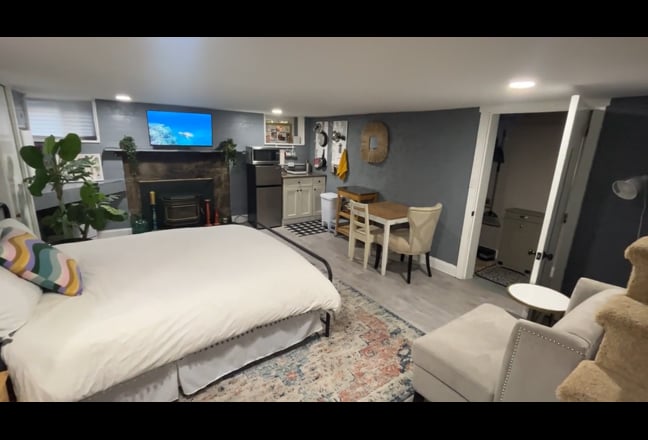 Bright Basement bedroom with private bathroom Main Photo