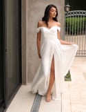 Vidéo: Robe de mariée avec encolure bandeau et jupe à volants