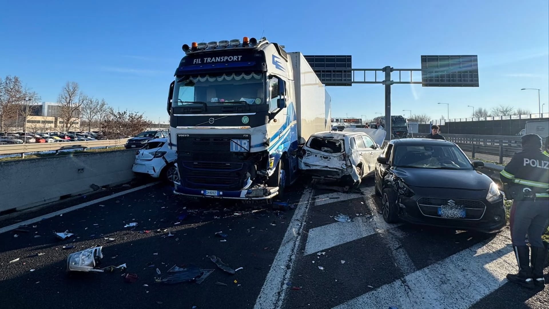 Maxi incidente sul raccordo di Casalecchio, tre feriti lievi