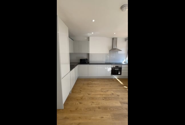 ☀️ Bright & Large: 4BR Manitoba Flat 📍 Main Photo