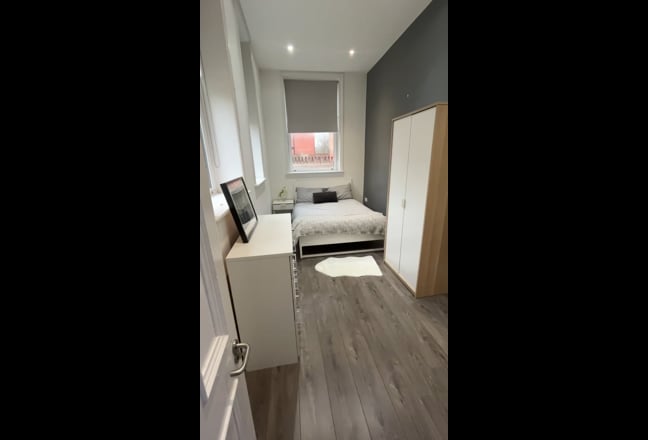 Cool Room in Apartment nr Smithdown Rd & Lark Lane Main Photo