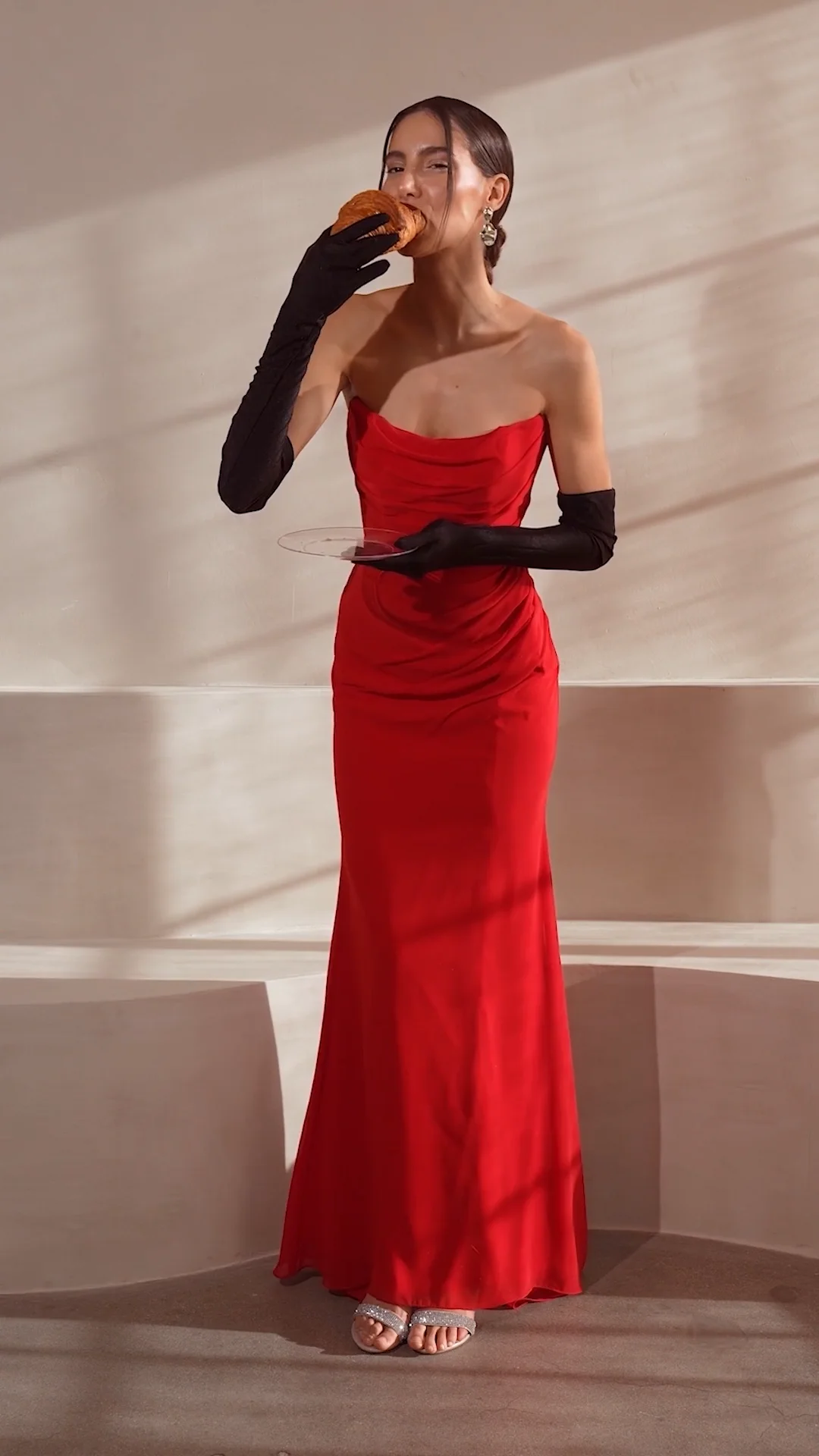 Vestido de invitada largo palabra de honor en gasa drapeada