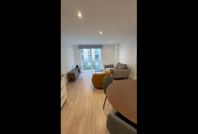 Bright 1st-Floor En-Suite in Furnished 2-Bed  Main Photo