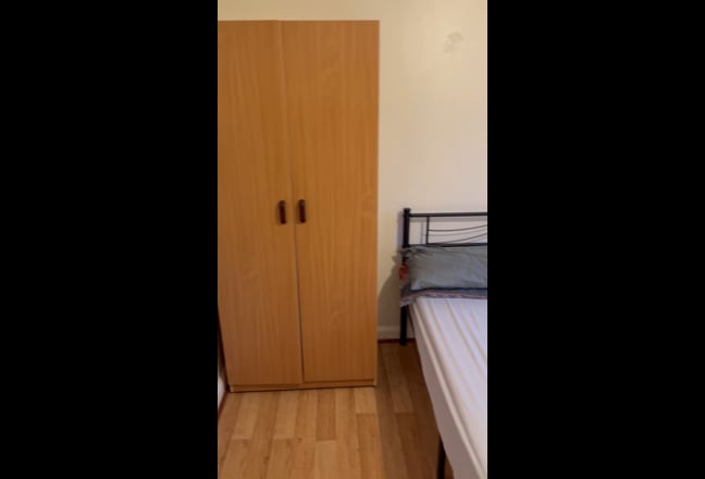 Singles female or male to rent double room. Main Photo