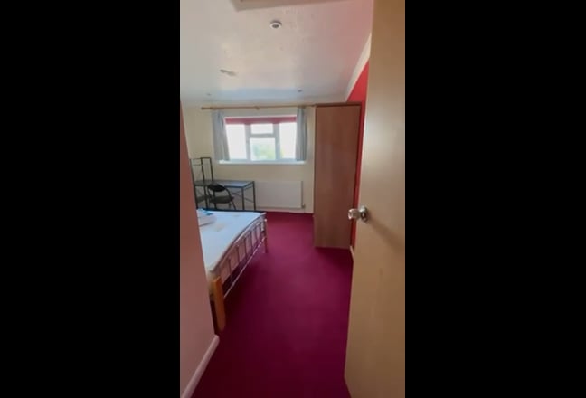 Double bedroom available  Main Photo