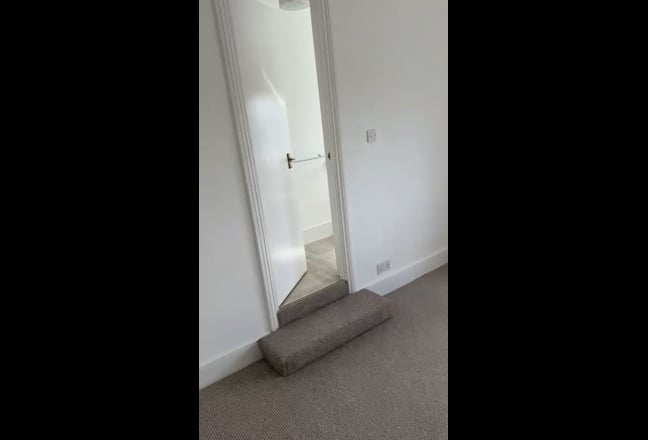 En-suite Room available in a 2-bed flat, Zone 1  Main Photo