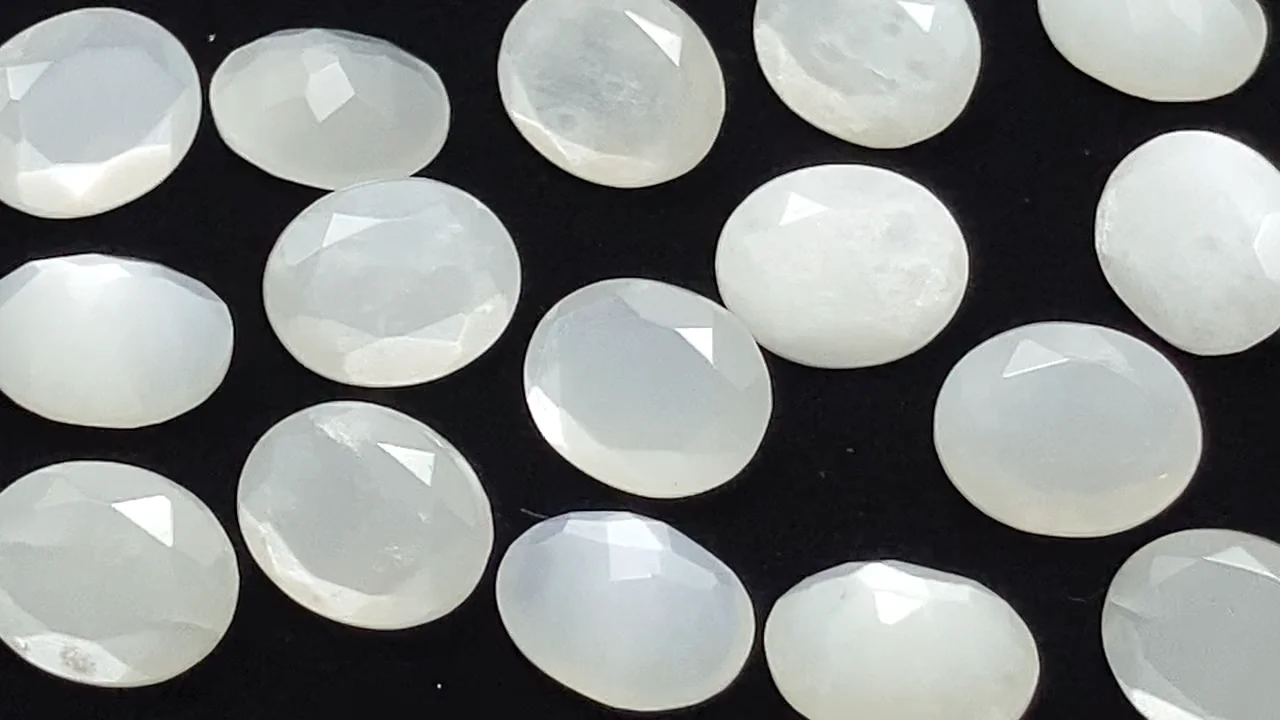 ホワイトムーンストーン ルース オーバルファセットカット10×8mm 3粒
