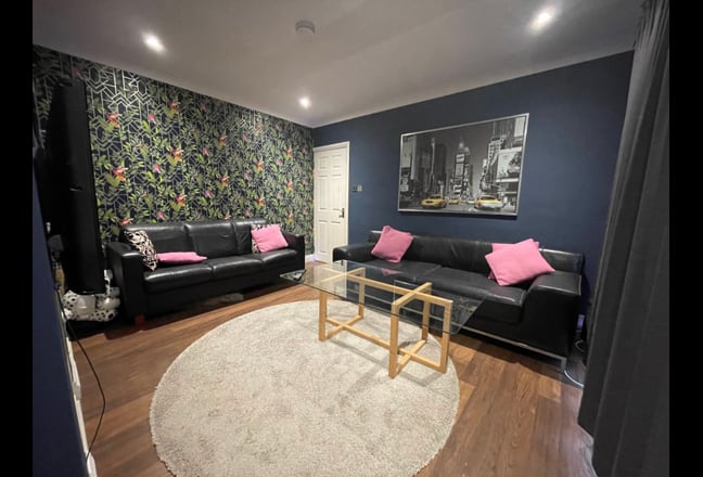 🏥 G'ford Civilised Houseshare Bills/Cleaner Inc🌳 Main Photo