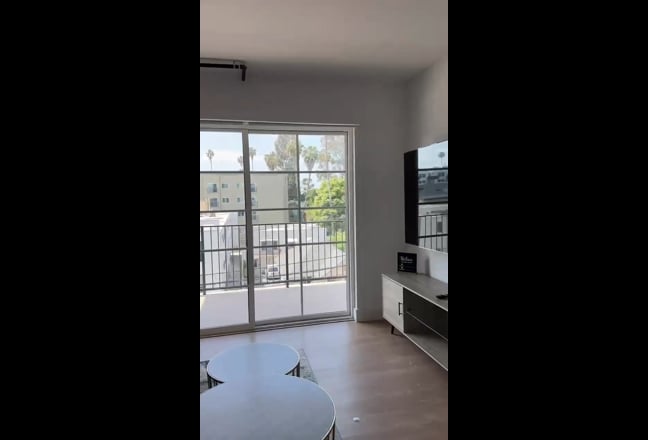 Private bed with en-suit bath in Silver Lake Main Photo