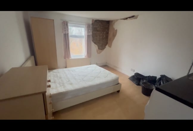 S/C Spacious Studio, 25 Mins To Central London  Main Photo