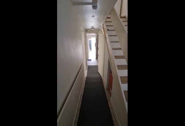 Single room is available only for professionals  Main Photo