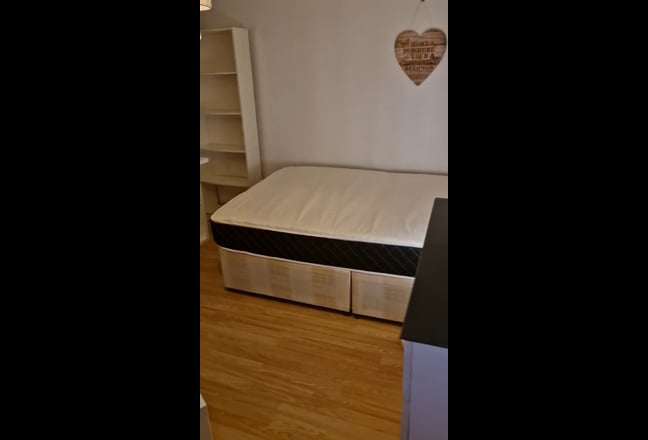 1 Double Room in Town house available 1st Feb 2026 Main Photo