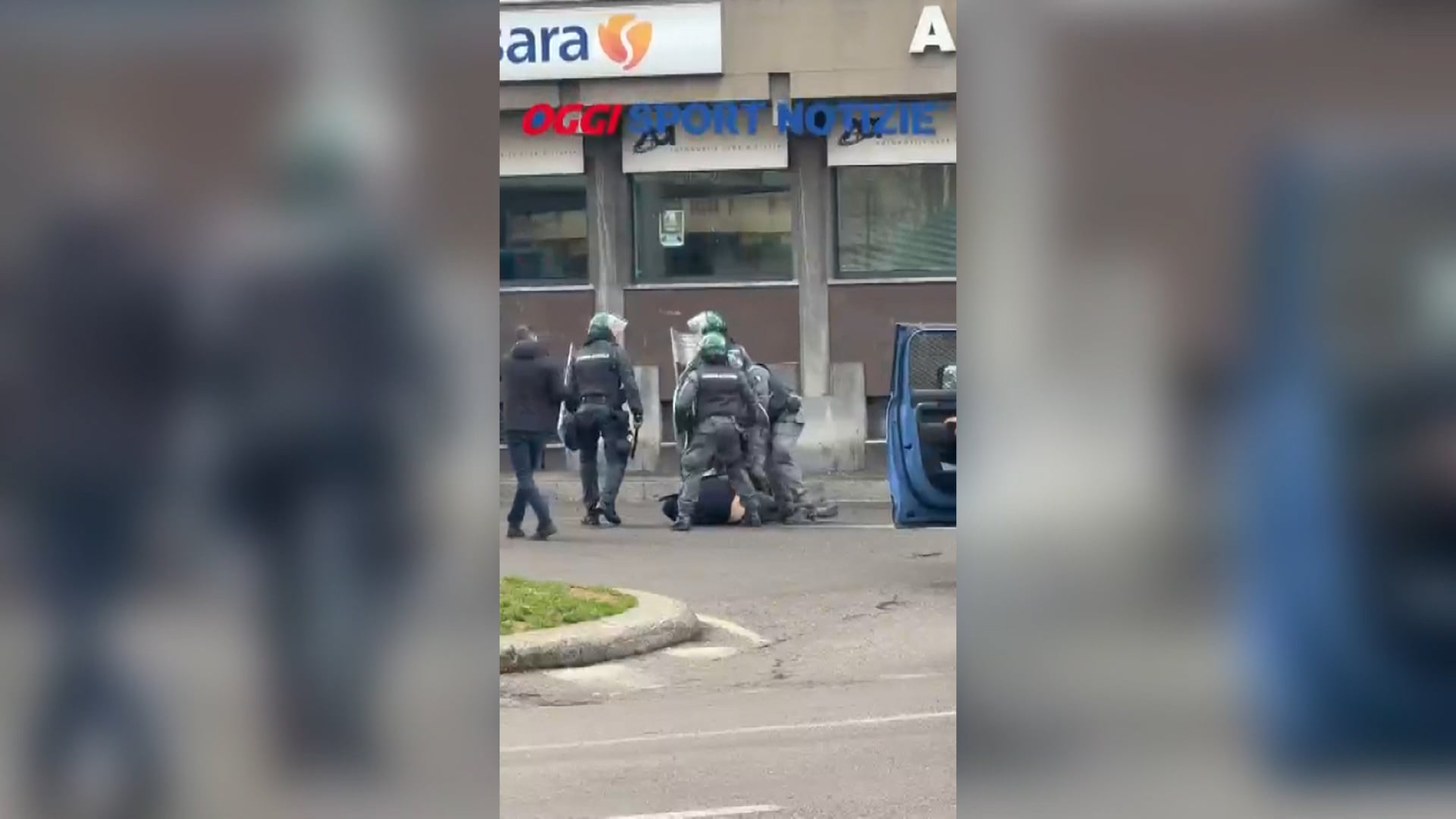 A Como scontri tra i tifosi, la carica della polizia