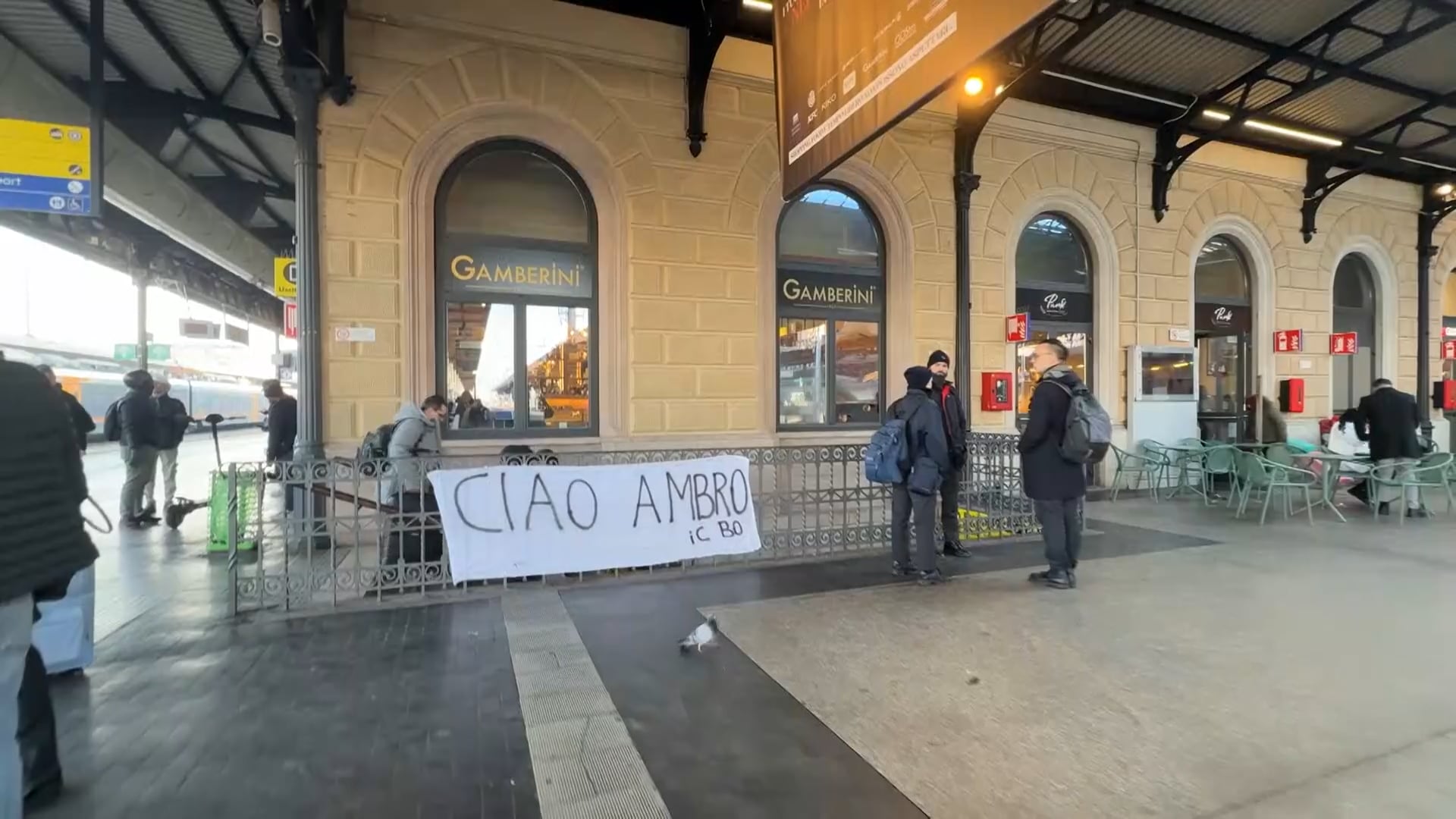 Due striscioni in stazione in memoria di Alessandro Ambrosio