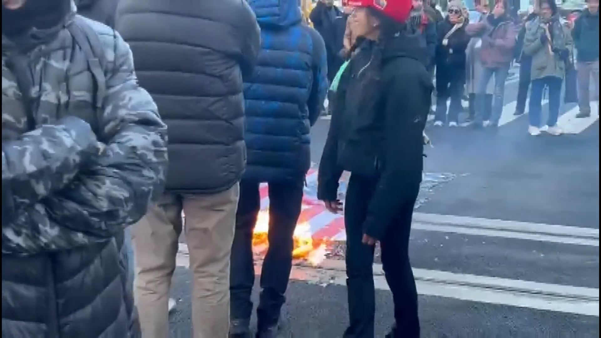 Manifestazione pro Maduro, bruciata bandiera USA