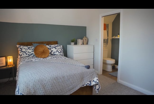 Contemporary double ensuite in lovely shared house Main Photo