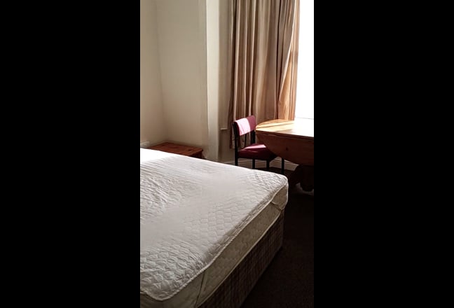 Large double room to let Main Photo