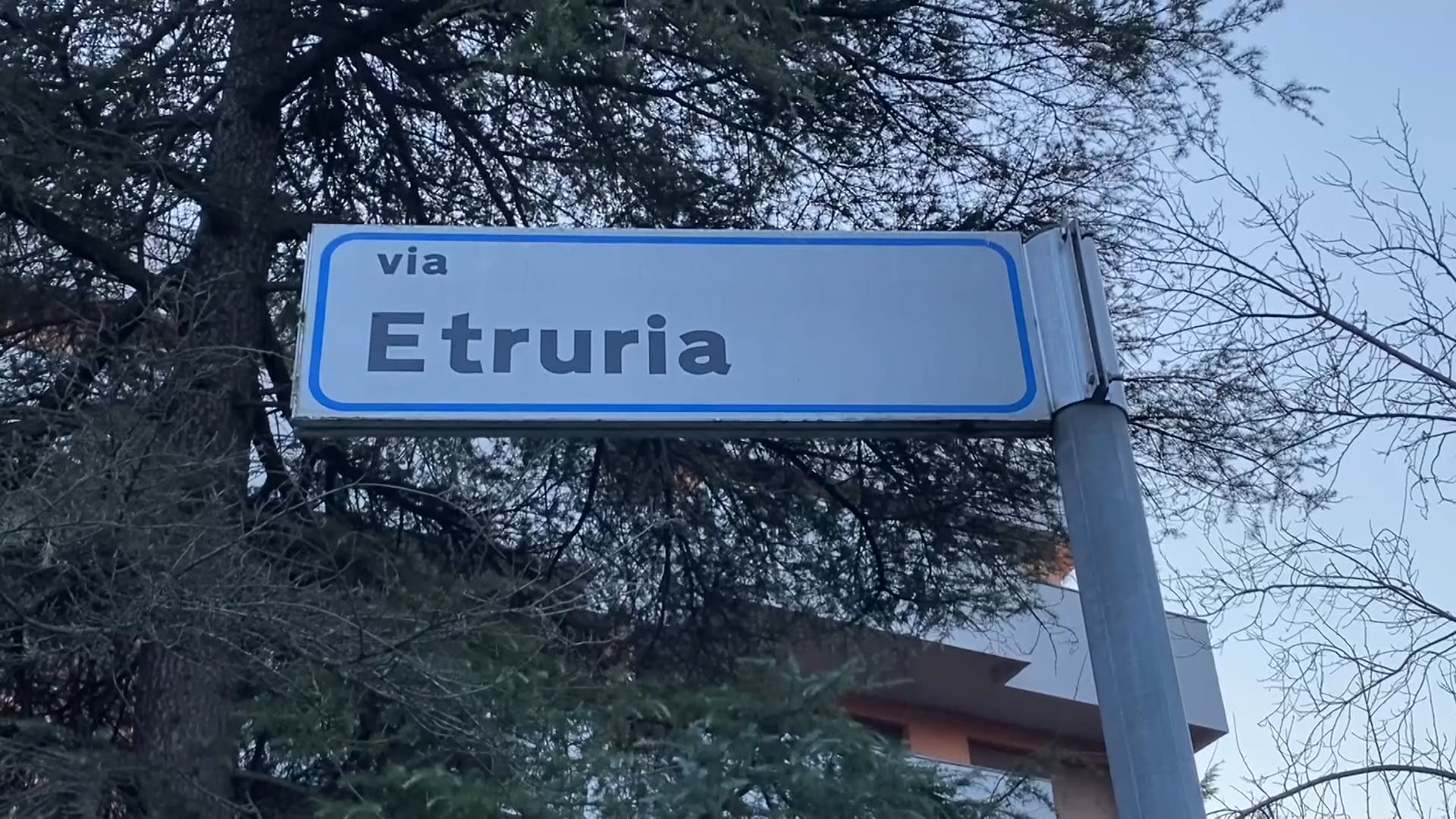 Ex Stamoto, degrado e rifiuti pericolosi. I residenti chiedono interventi immediati