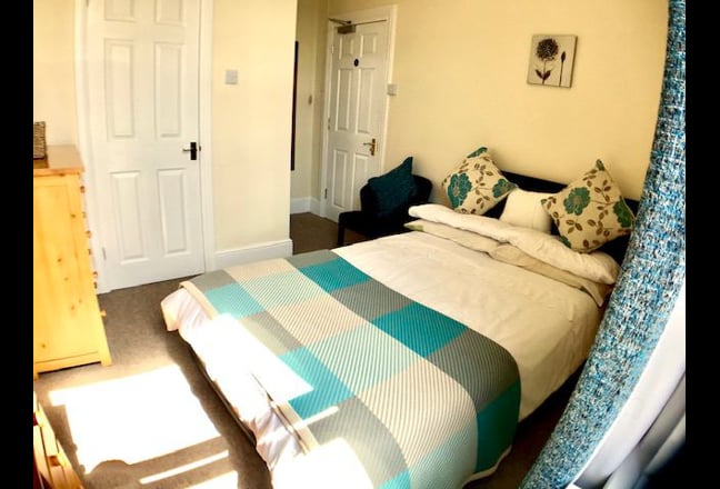 Warm Friendly Ensuite Double  in Shared House Main Photo