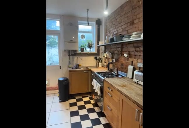 Lovely furnished room with excellent tube links  Main Photo